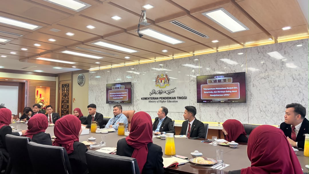 Setiausaha Politik kepada Menteri Pengajian Tinggi, Encik