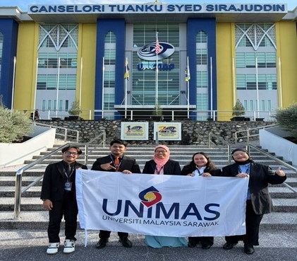 Delegasi UNIMAS yang terdiri daripada wakil lima kolej kediaman.