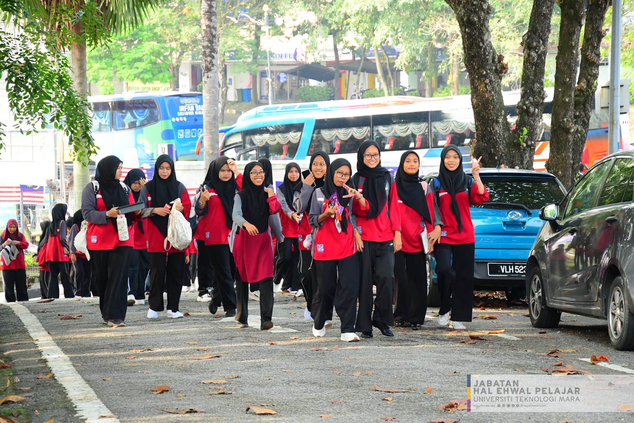 Pelajar-pelajar SMK Dato' Seri Maharaja Lela bergerak ke arah Dewan Serbaguna Kolej Seroja di UiTM Shah Alam.