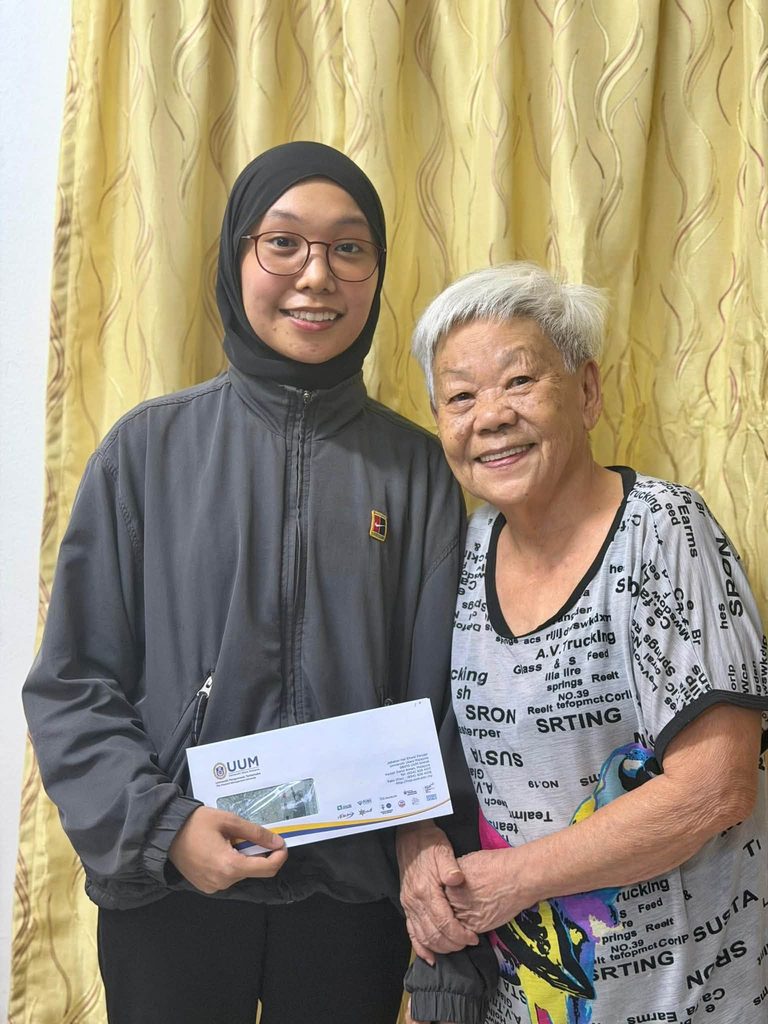 Nur Hazizah bersama neneknya