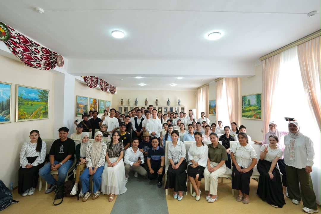 Peserta MUCCTI bergambar bersama-sama komuniti tempatan di dalam sebuah dewan kuliah.